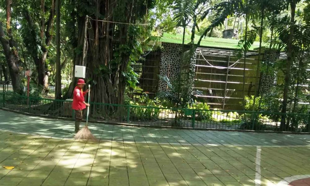 Petugas membersihkan PDTS KBS yang ditutup sementara