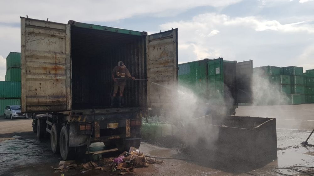 Pembersihan kontainer di Pelabuhan Tanjung Perak Surabaya