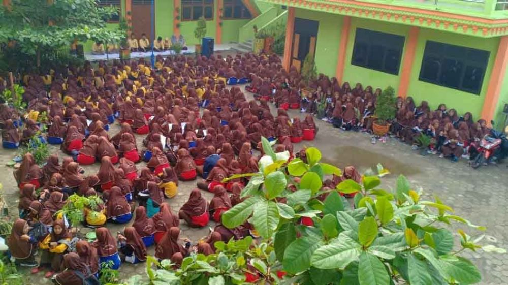 Pelajar MTS Islamiyah Banat Senori, Tuban berkegiatan di sekolah