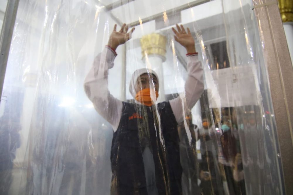 Pemprov Pasang Room Screening dan Drive Through Disinfektan di Grahadi