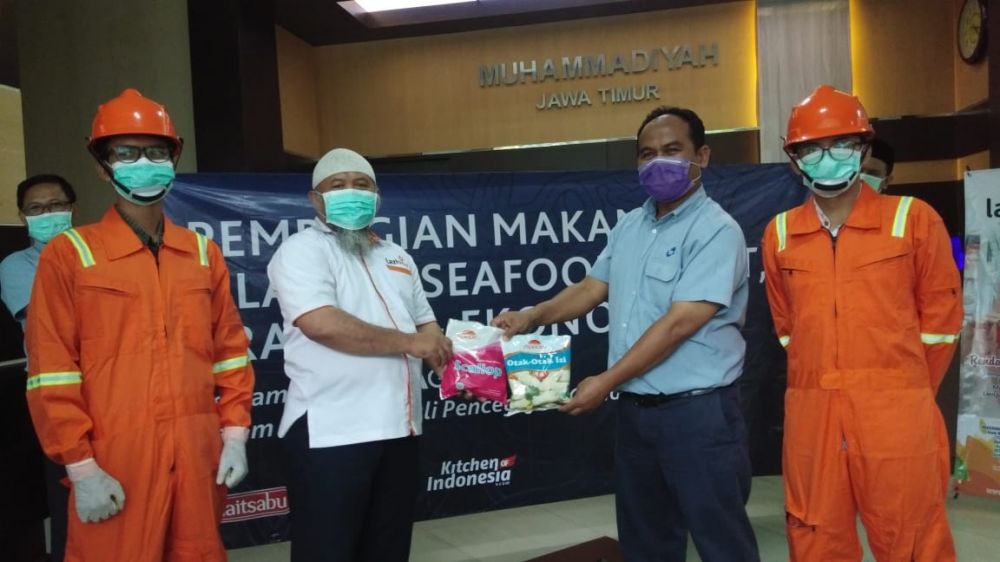 Ketua Lazismu Jatim menerima bantuan makanan dari PT KLM