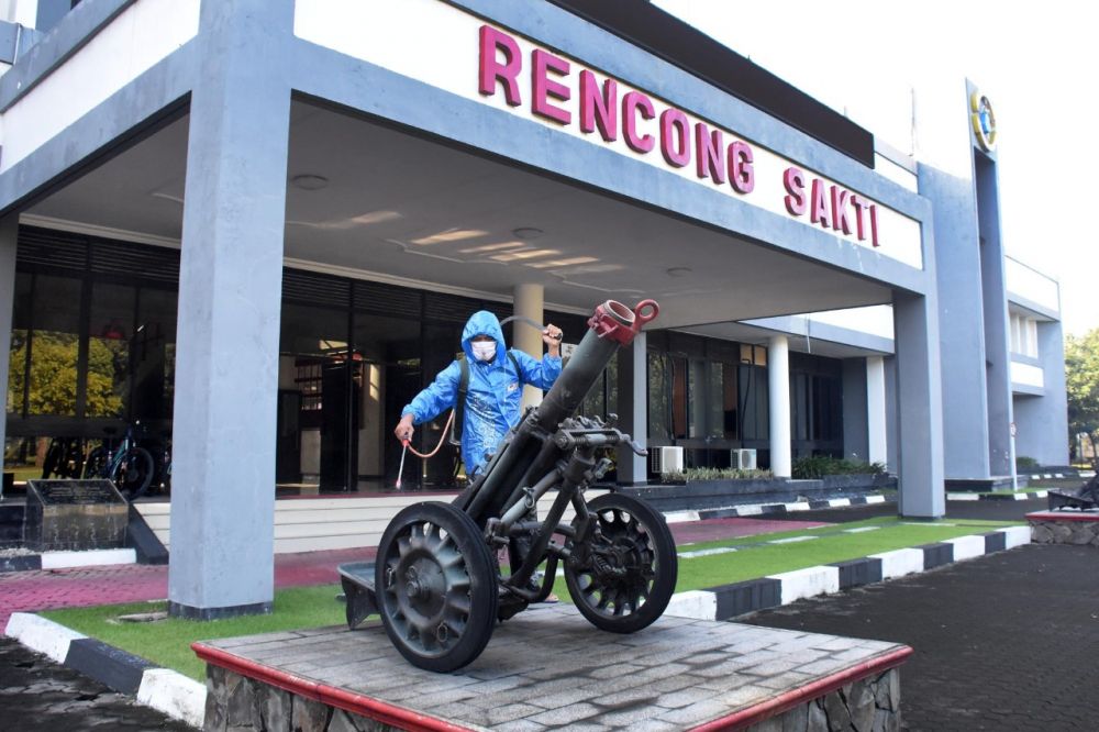Penyemprotan disinfektan di Brigif 2 Marinir Gedangan 
