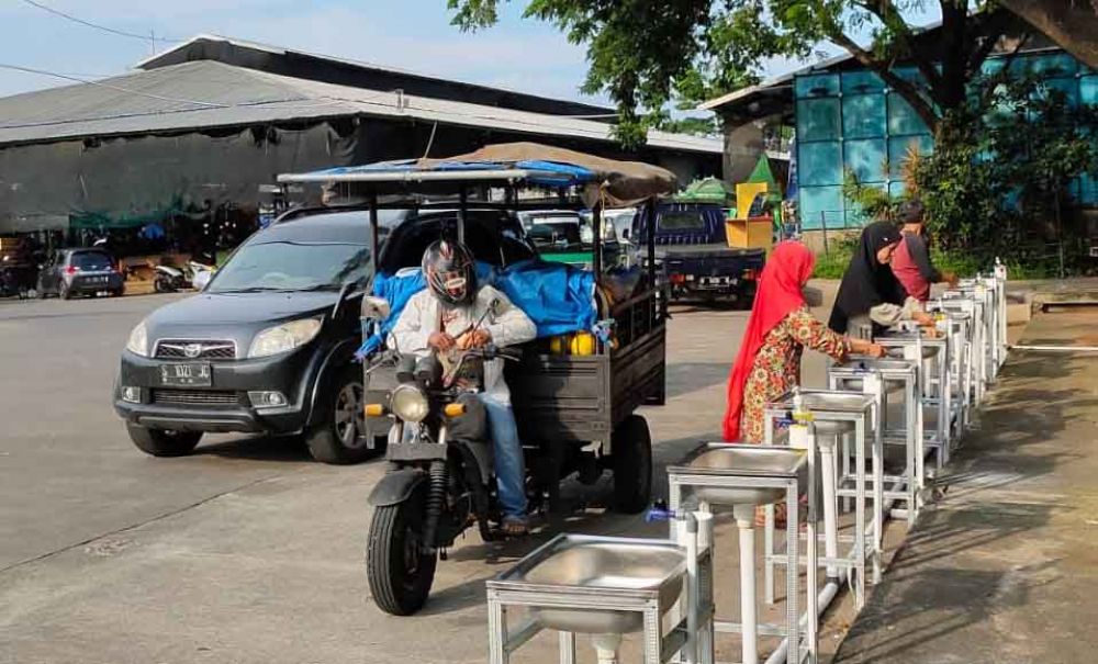 Wastafel portable tempat cuci tangan bagi pedagang dan pengunjung disediakan oleh manajemen PIOS