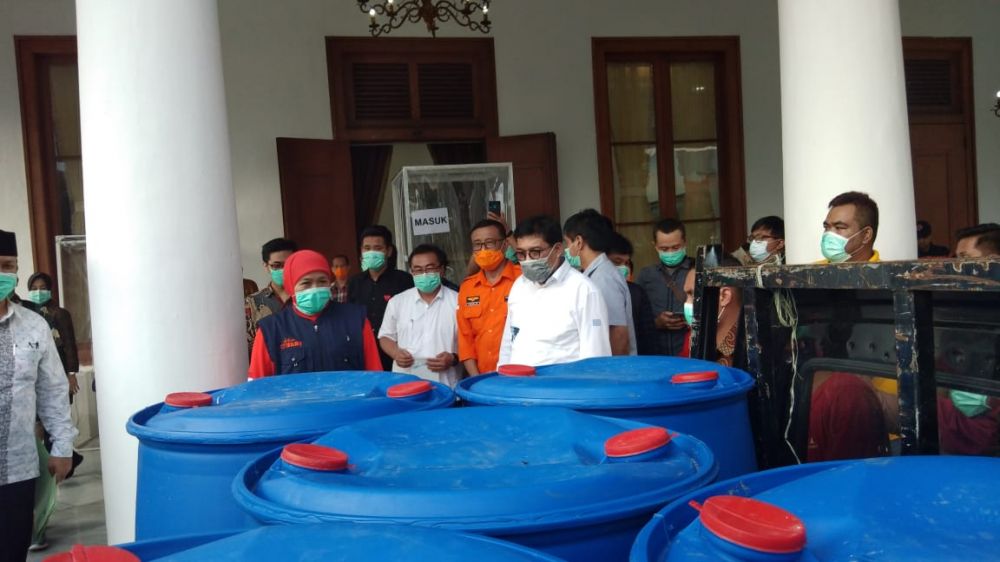 Calon Wali Kota Surabaya Machfud Arifin menyerahkan APD, alat semprot disinfektan, lemari sterilisasi dan disinfektan kepada Gubernur Jatim Khofifah Indar Parawansa