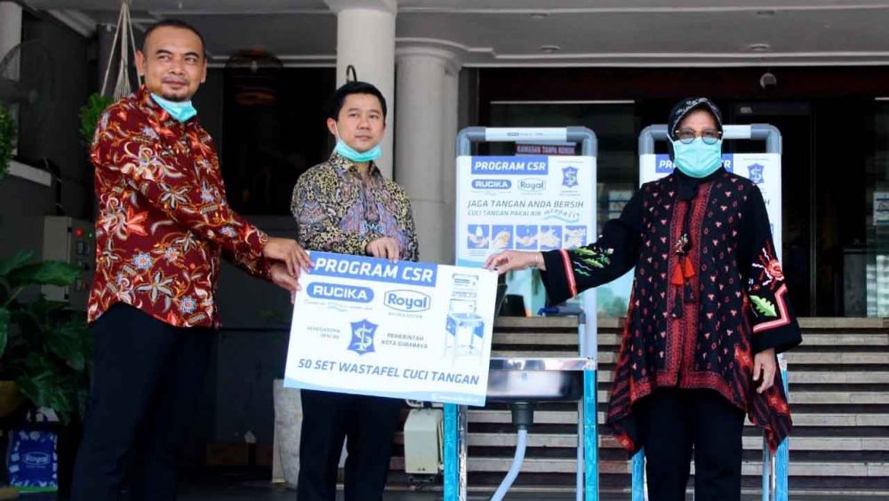 Bantuan wastafel portable yang diterima Wali Kota Surabaya Tri Rismaharini
