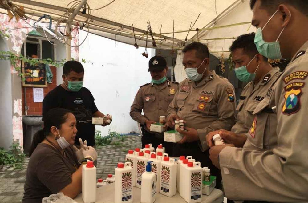 Pembagian hand sanitizer pada lima polsek di Surabaya