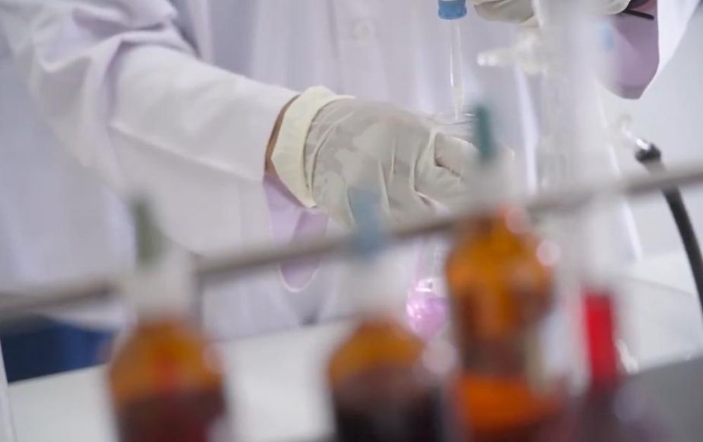 Petugas laboratorium