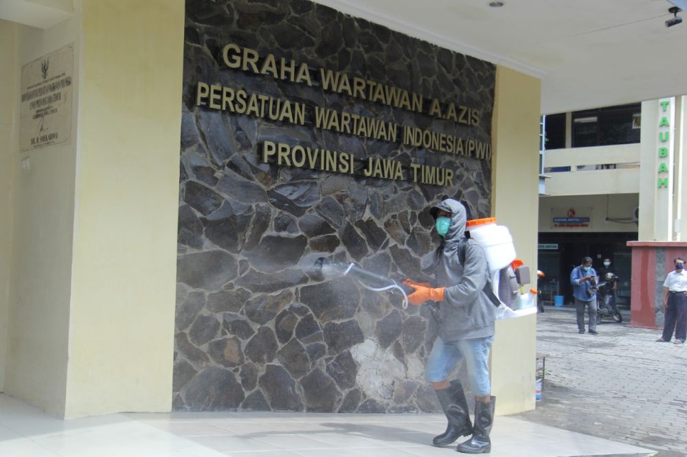 Cegah Penyebaran Corona, PWI Jatim Lakukan Penyemprotan Disinfektan