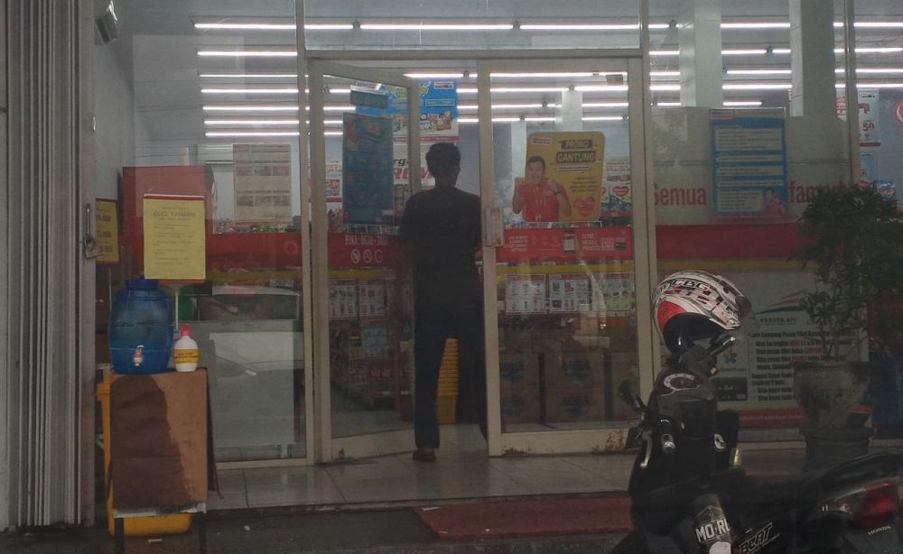 Masyarakat yang datang tidak mencuci tangannya saat masuk Alfamart 