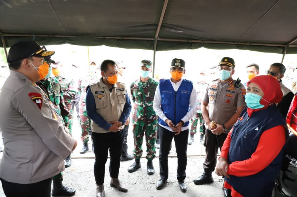 Gubernur Jatim, Khofifah Indar Parawansa saat meninjau persiapan pos drive thru desinfektan di pintu masuk Suramadu sisi Bangkalan, Minggu (29/3/2020)