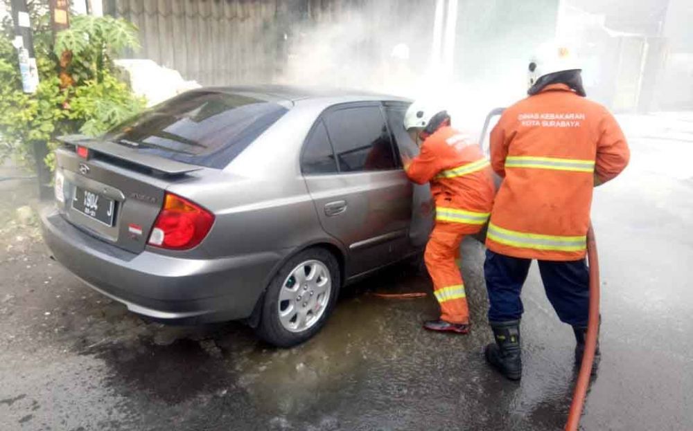 Korsleting, Hyundai Avega Terbakar di Karah Surabaya