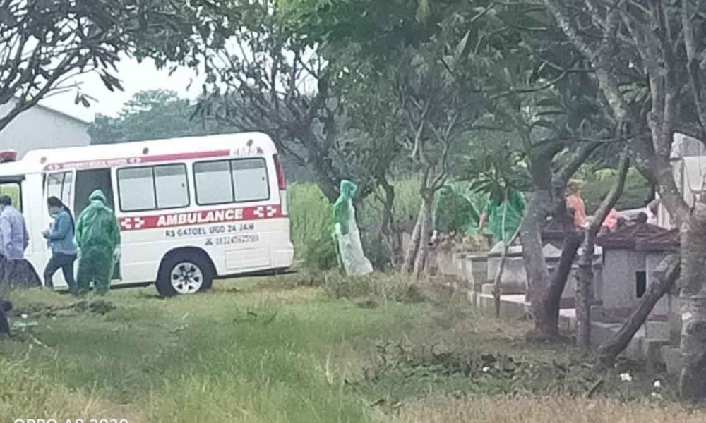 Pemakaman PDP Corona yang meninggal di Mojokerto