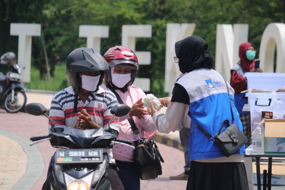 Pemberian makanan gartis bagi warga Surabaya terdampak Corona