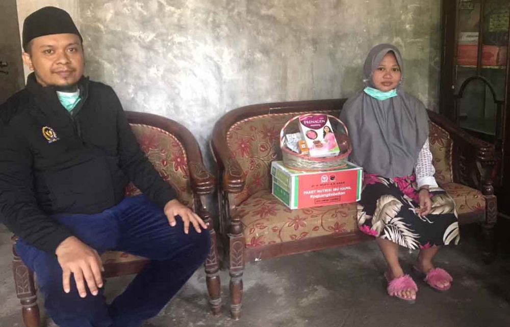 Anggota DPR RI dari Fraksi PDI Perjuangan, Mufti Anam berikan bantuan pada warga terdampak