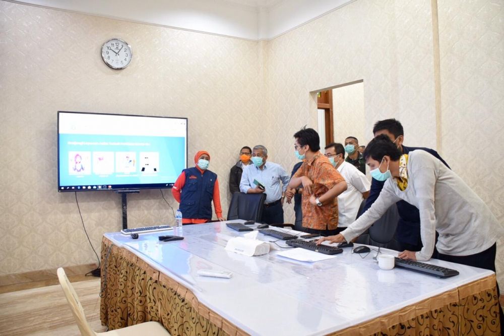 Gubernur Khofifah di Command Center posko Covid 19