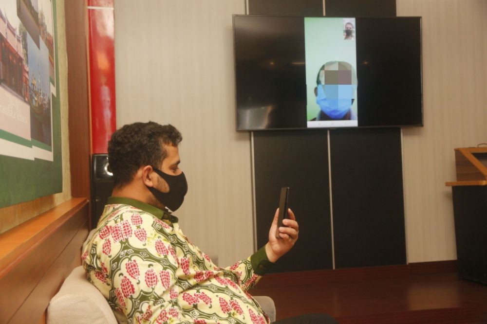 Wali Kota Probolinggo Hadi Zainal Abidin saat melakukan video call dengan dua pasien positif Corona