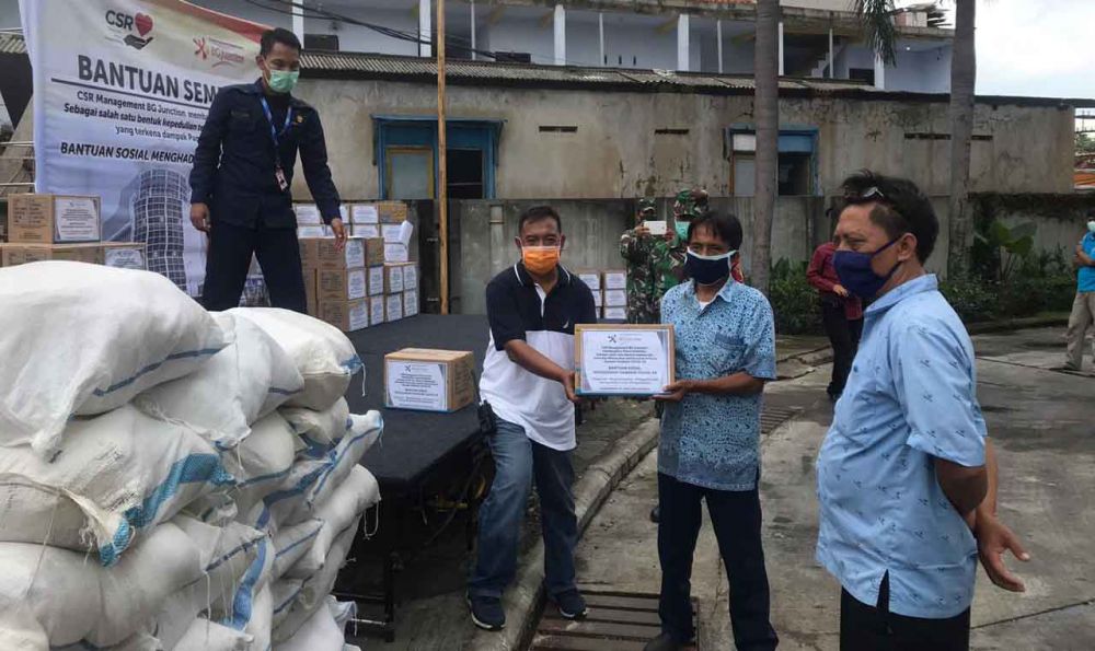 Pembagian sembako oleh manajemen BG Junction Surabaya