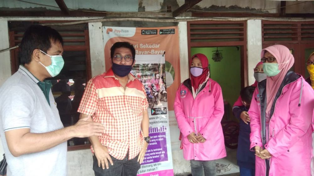 Cawali Surabaya Machfud Arifin memberikan bantuan sembako kepada driver ojol single parent