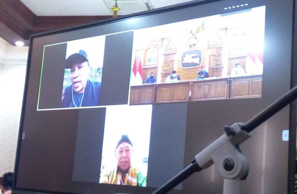 Video call Gubernur Khofifah dengan Bupati Slamet Junaidi dan Bupati Busyro Karim