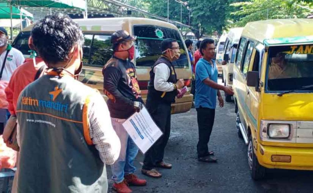 Komunitas di Surabaya Bagikan Sembako pada Warga Terdampak Corona