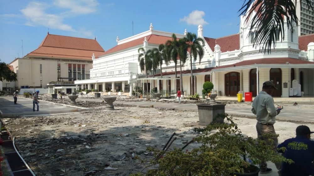 Pekerjaan renovasi keramik halaman Balai Pemuda Surabaya