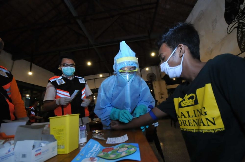 Pengunjung di Caffe Rolag, Jalan Khairil Anwar, Surabaya satu per satu menjalani rapid test