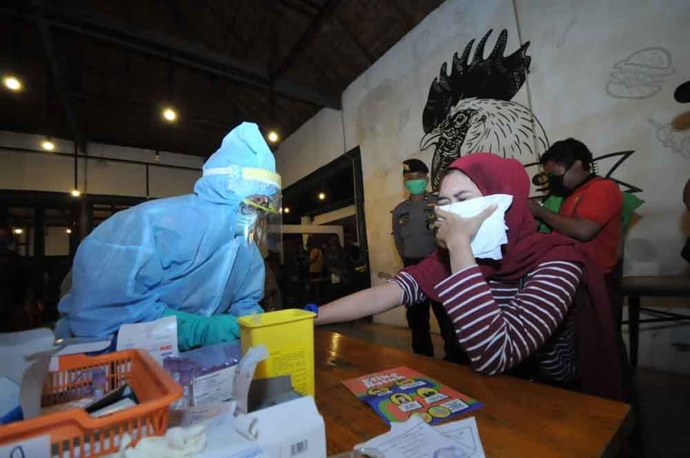 Pelaksanaan rapid test di tempat kumpul masyarakat Surabaya 