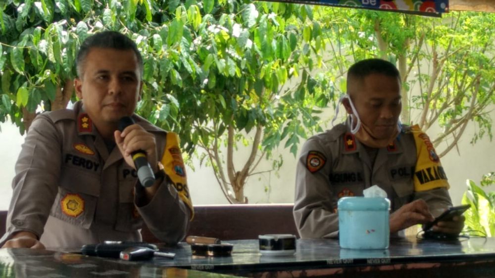 Kapolres Probolinggo, AKBP Ferdy Irawan (kiri)