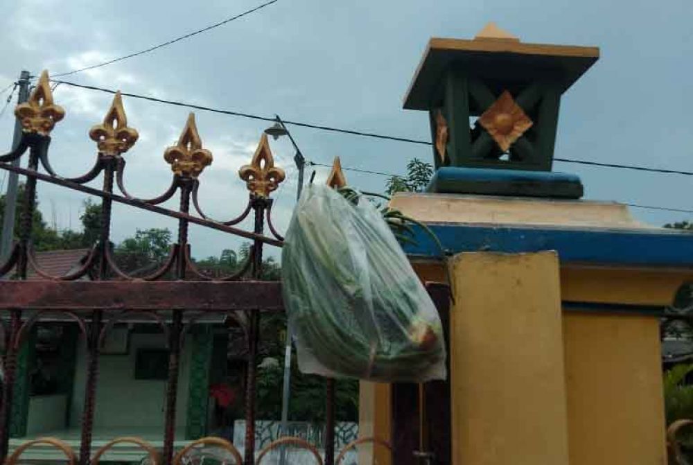 Bantuan dari warga Dusun Panasan, Magetan dengan mencantolkan sayur di depan pagar rumah positif Covid-19