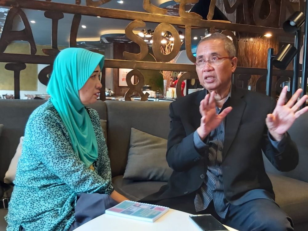 Prof Nidom dan dr Umi T salah seorang pimpinan produsen yang mengembangkan obat Corona