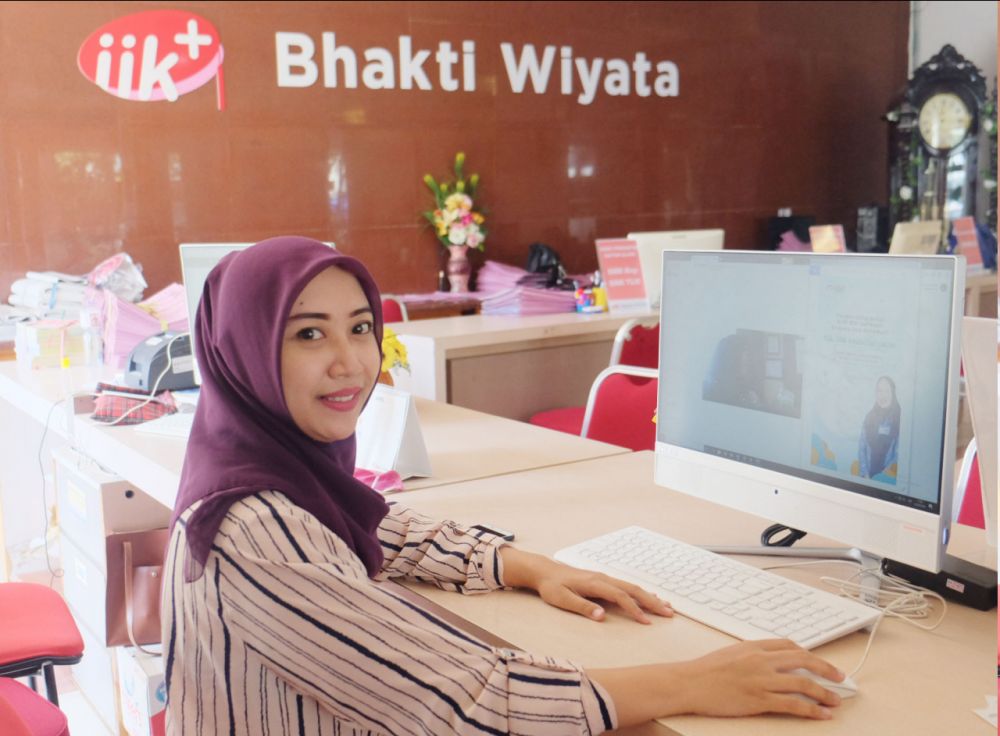 Petugas IIK Bhakti Wiyata menerima pendaftaran mahasiswa baru secara online
