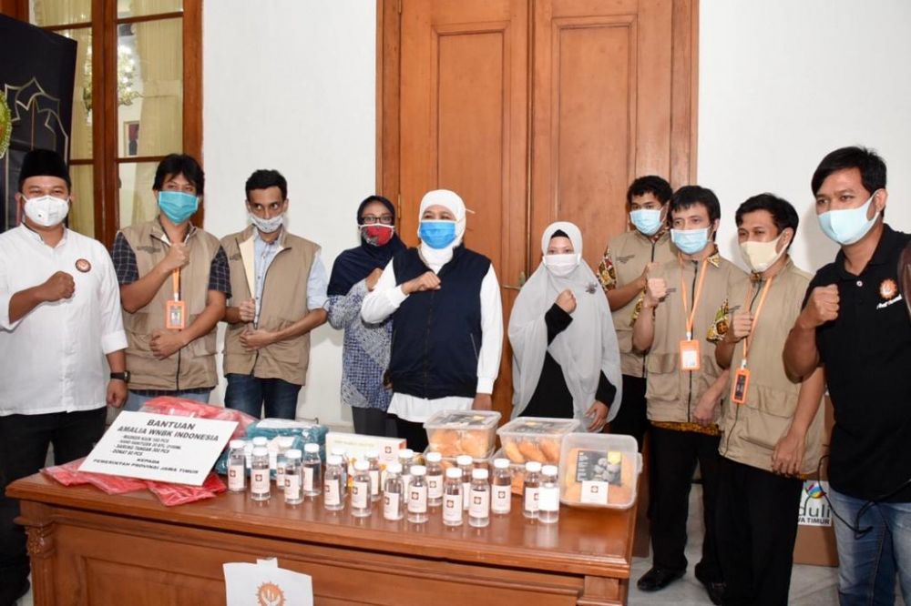 Bantuan dari Amali WNBK yang diterima Gubernur Khofifah
