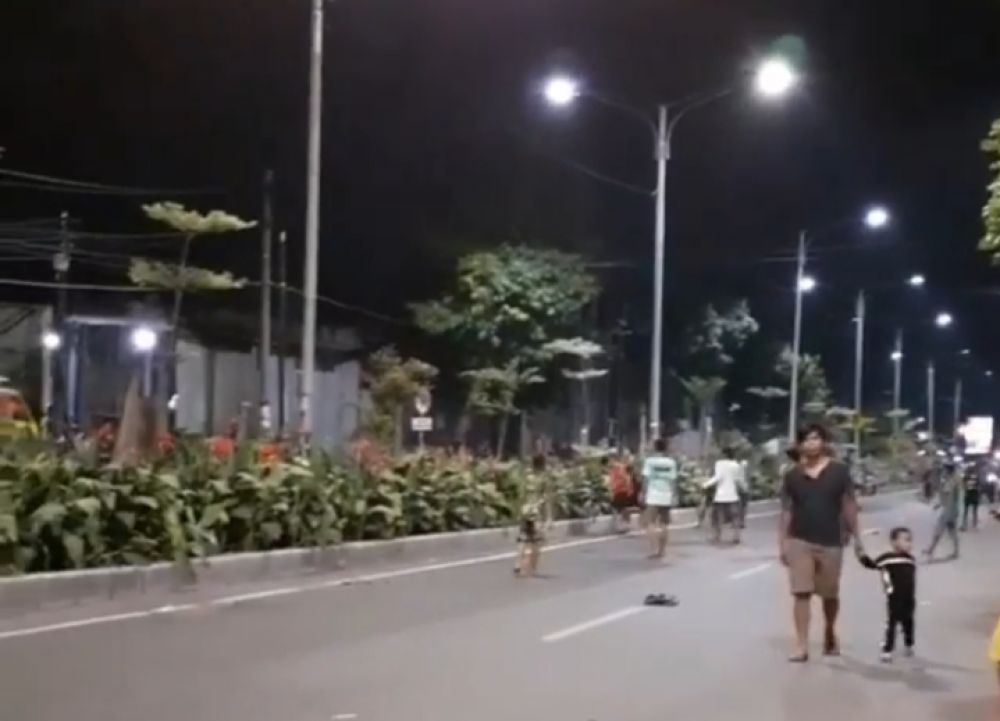 Warga yang berkumpul di Jalan Pandegiling tempat physical distancing diterapkan di Kota Surabaya