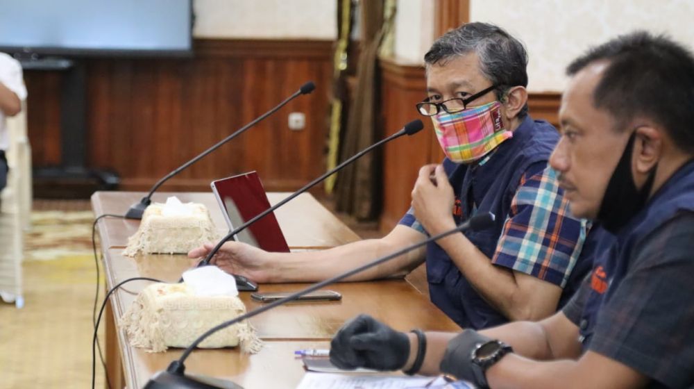 dr Kohar saat jumpa pers bersama Sekdaprov Jatim Heru Tjahjono di gedung negara Grahadi