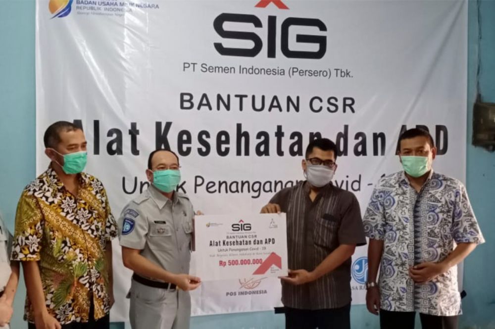Penyerahan bantuan oleh SIG kepada tenaga medis dan ponpes di Jawa Tengah