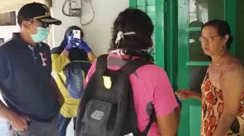 Screenshot video petugas Pemkot Surabaya datang rumah perempuan yang mengaku terluka terkena semprotan disinfektan