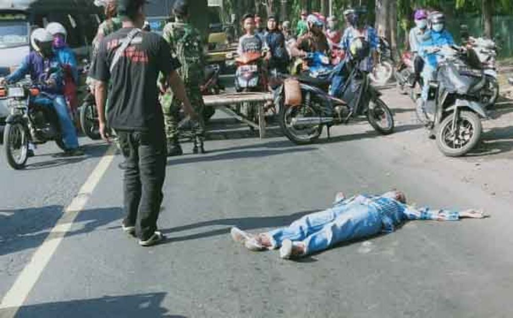 Warga tidak menolong emak-emak yang terjatuh dari sepeda di Probolinggo
