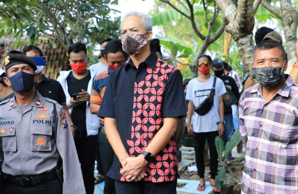 Gubernur Jateng Ganjar Pranowo di TPU) Desa Majasem, Kecamatan Kendal, Kabupaten Ngawi, tempat Didik Kempot dimakamkan (Foto: @RadioElshinta)