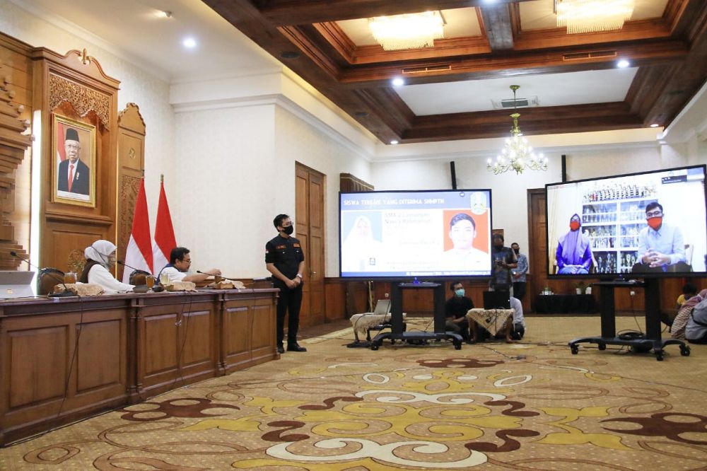 Gubernur Khofifah dialog virtual dengan Kepala Sekolah SMAN 2 Lamongan 