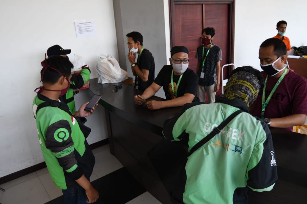 Para driver ojek online di Surabaya antar pesanan dari Lumbung Pangan Jatim