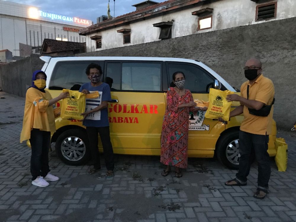 Pembagian bantuan sembako pada warga di Surabaya