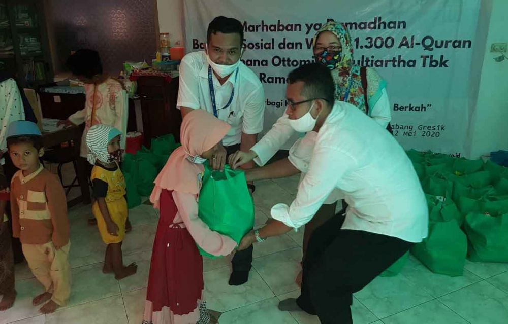 Pembagian bantuan Al-Quran dan sembako bagi ponpes dan warga di Gresik