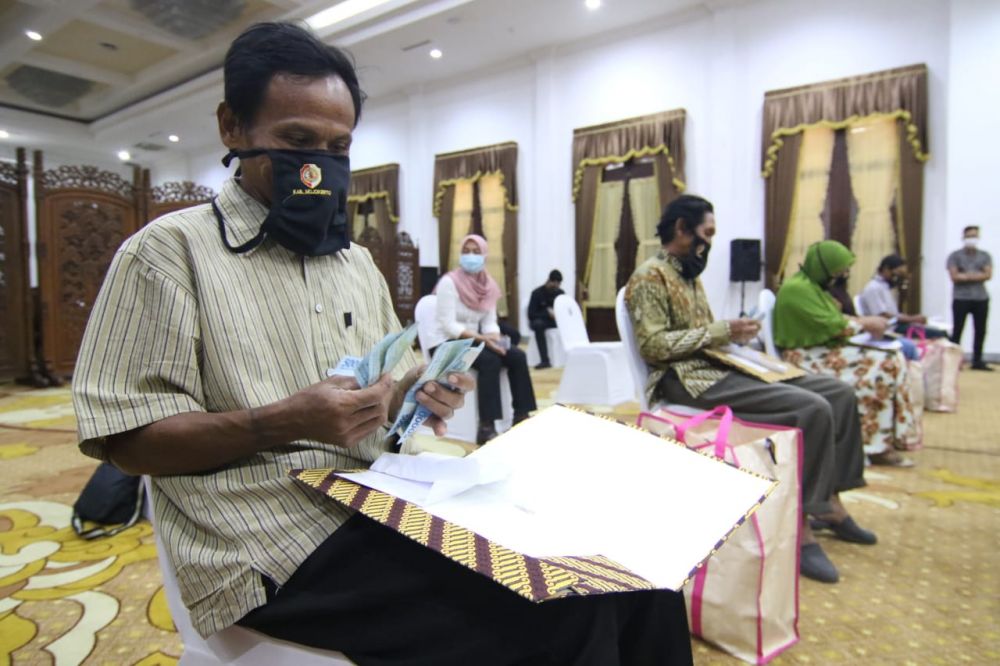 Penyerahan bantuan langsung tunan dana desa di Gedung Negara Grahadi