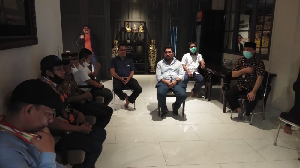 Calon Wali Kota Surabaya Machfud Arifin saat mendengarkan keluhan perwakilan pedagang sejumlah pasar di Surabaya