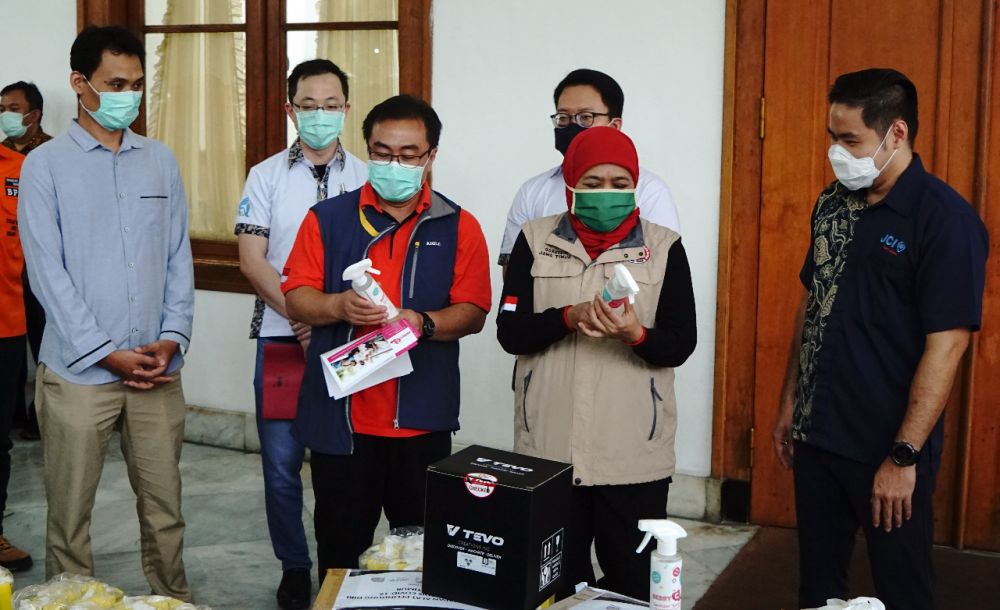 Pemberian bantuan APD kepada Pemprov Jatim oleh JCI