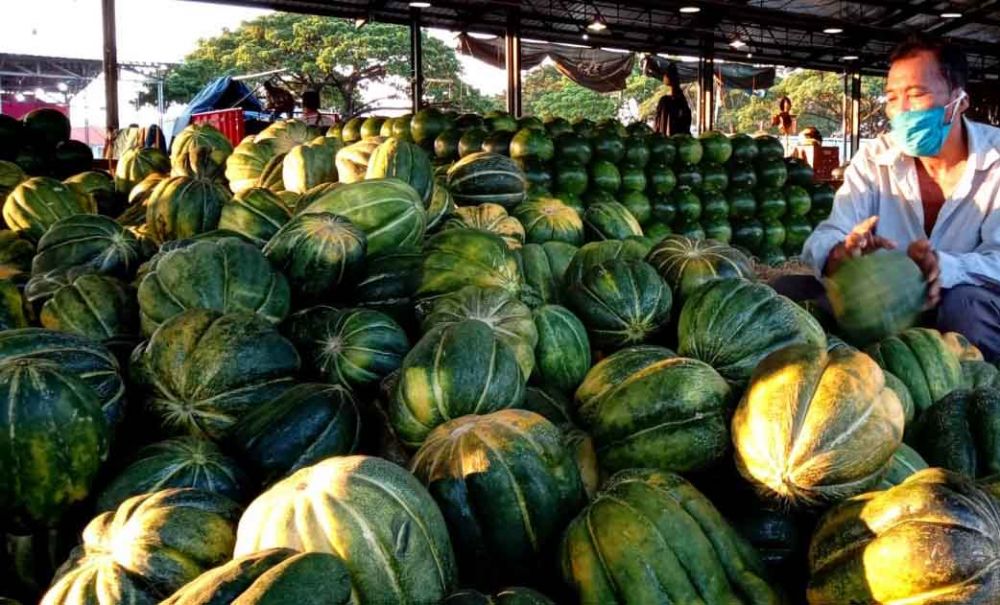 Salah satu pedagang buah blewah