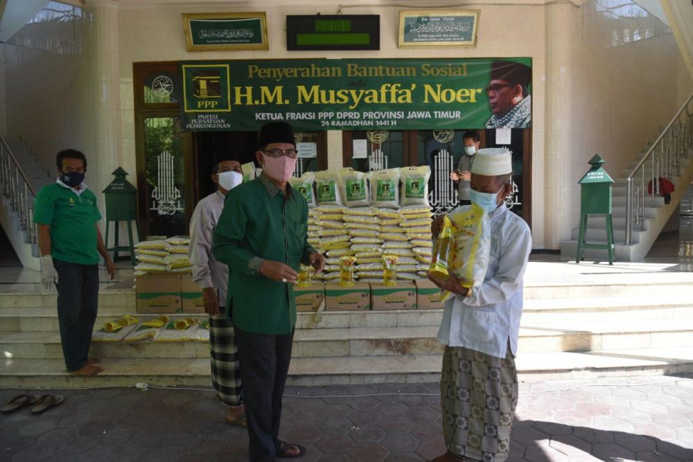 Penyerahan bantuan oleh DPW PPP Jatim di Kelurahan Wonorejo