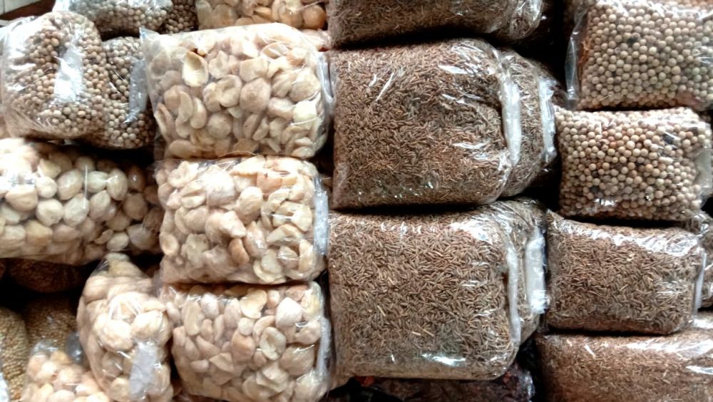 Rempah-rempah dari pedagang di PIOS