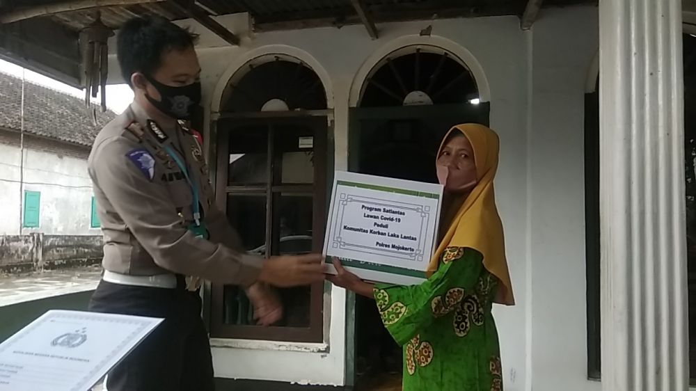 Pemberian bantuan bagi keluarga korban kecelakaan di Mojokerto