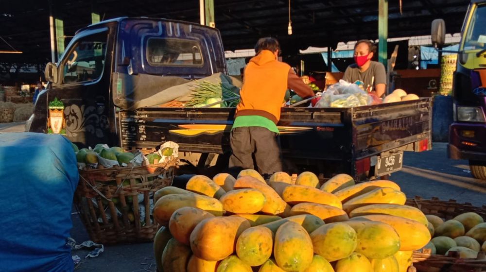 Para pelanggan PIOS membeli sayur dan buah dalam partai besar